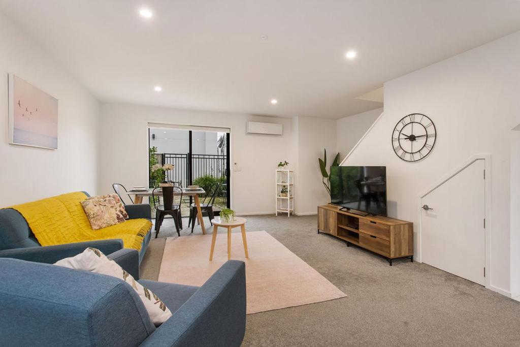 Light & Spacious 2bdrm Townhouse Off Street Park Apartment