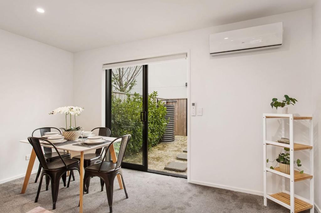 Light & Spacious 2bdrm Townhouse Off Street Park Apartment *