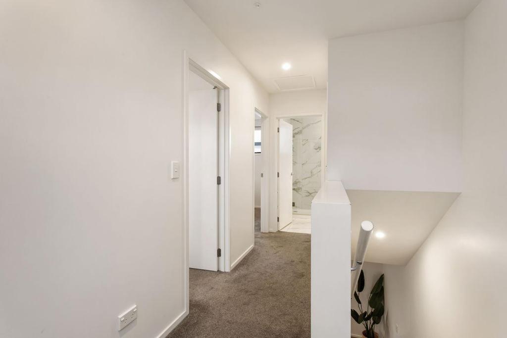Apartment Light & Spacious 2bdrm Townhouse Off Street Park