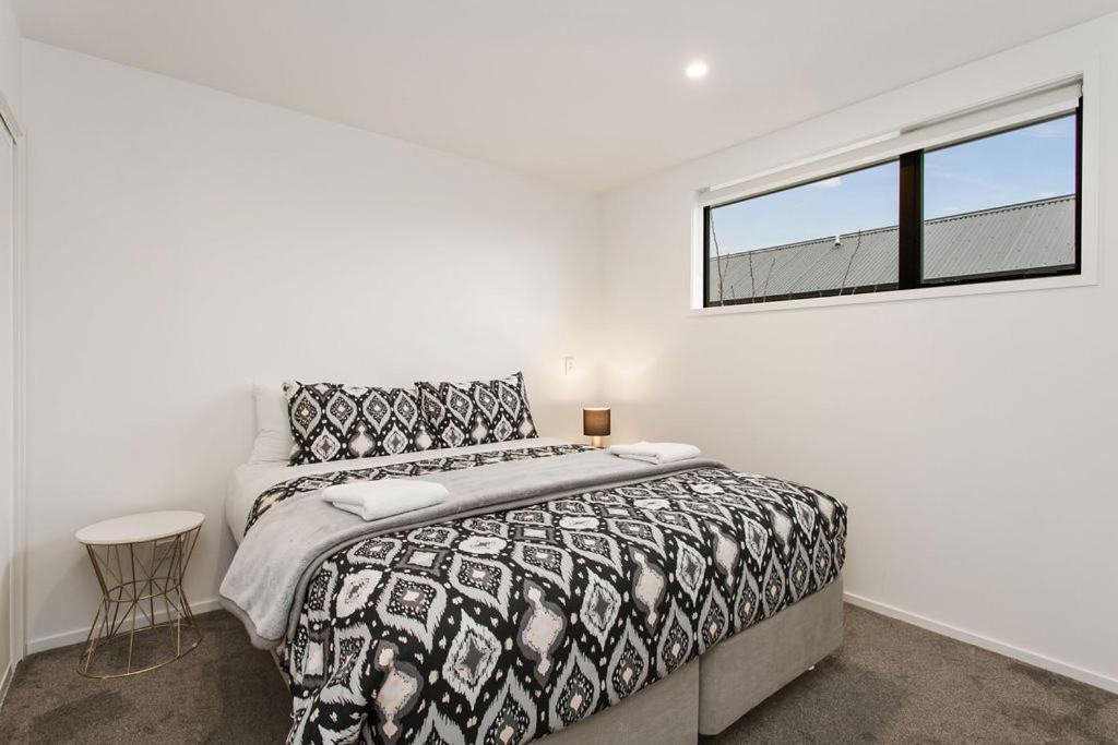 Light & Spacious 2bdrm Townhouse Off Street Park Apartment Christchurch